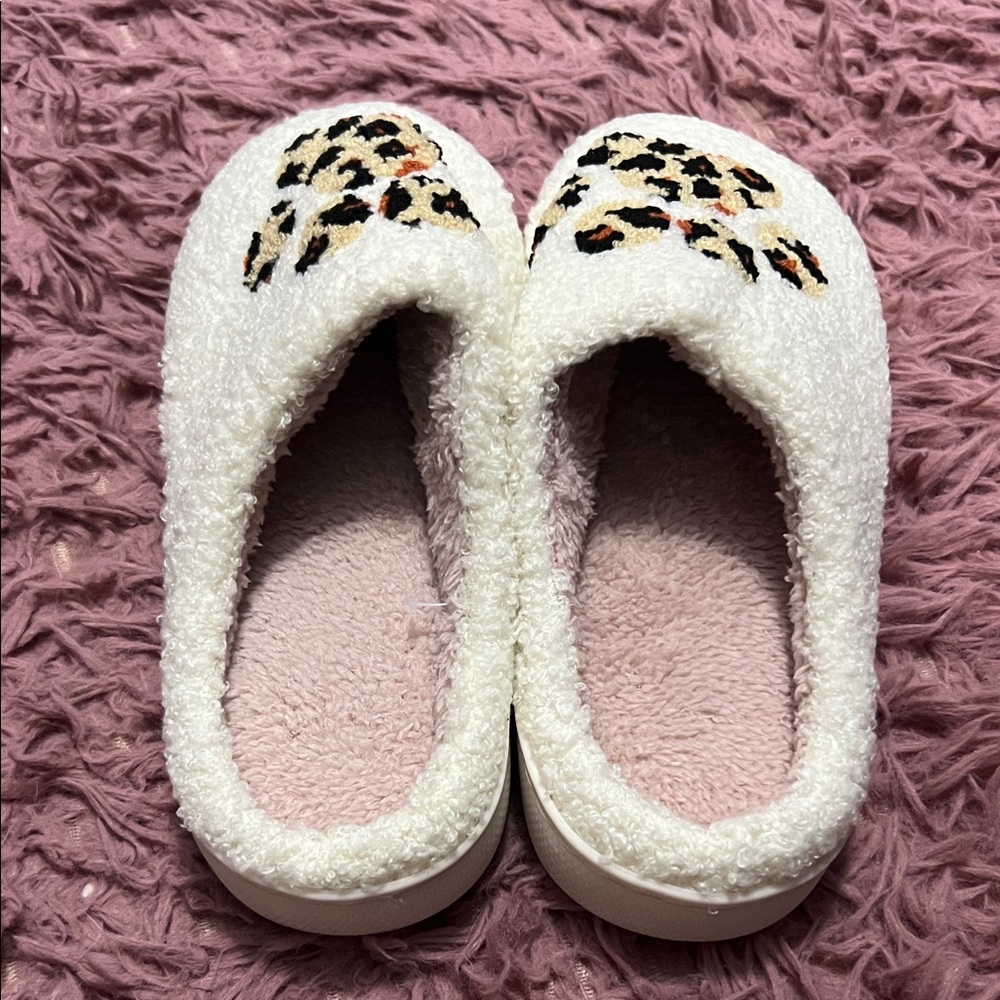 NWT boutique Cozy Slippers with Leopard Paw Print - Picture 2 of 3